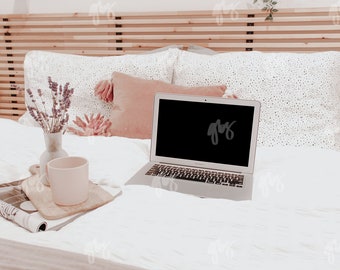 Foto di repertorio rosa e floreale MacBook Computer Mockup (Immagine digitale / Foto in stile / Immagini stock / Blog Stock / Immagine blog)