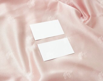Mockup del biglietto da visita in seta rosa / Modello di design del logo Blush (immagine digitale / foto in stile / immagini stock / blog stock / immagine del blog)
