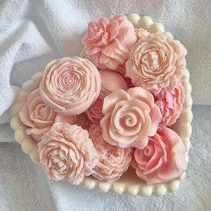 Flores de cera derretida com ondulações de framboesa em caixa de apresentação - altamente perfumadas e feitas à mão