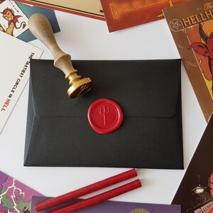 Um cartão postal do inferno, conjunto de 8 cartões postais artísticos A6 em envelope lacrado de cera