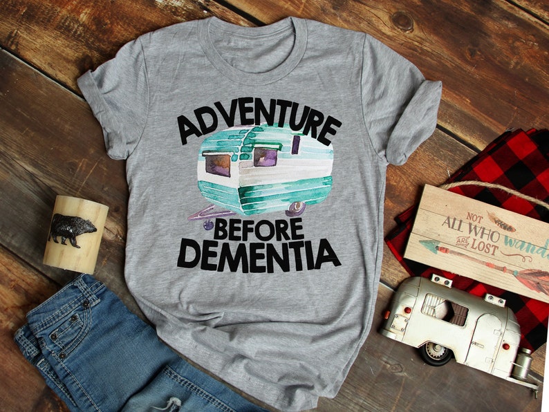 Adventure Before Dementia Skifahren T-Shirt – Lustiges Design, 100% Baumwolle, Viele Größen