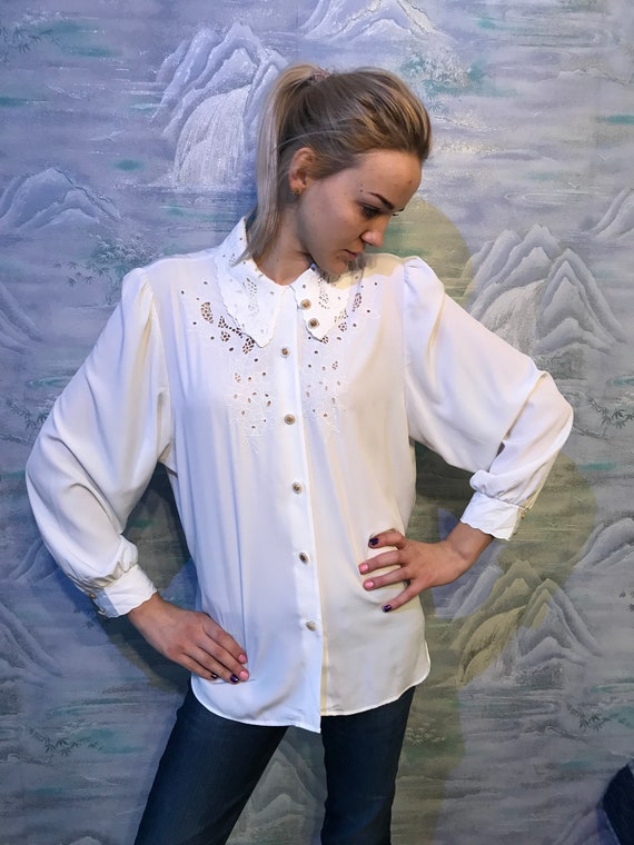 80s white shirt and jeans