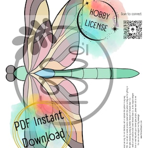 Peut inclure: Un modèle numérique pour une libellule en vitrail de niveau intermédiaire. Le graphique présente une libellule stylisée aux ailes aux tons pastel, un code QR et du texte incluant Stained Glass Dragonfly, Skill Level: Intermediate, HOBBY LICENSE et PDF Instant Download.