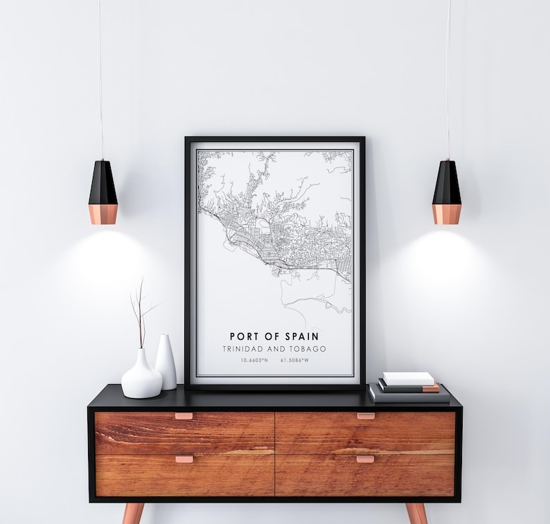 Puede incluir: Impresi&oacute;n de mapa en blanco y negro de Puerto Espa&ntilde;a, Trinidad y Tobago, con las coordenadas 10.6463&deg;N 61.5088&deg;W, enmarcada en un marco negro y colgada en una pared blanca sobre una c&oacute;moda de madera con frentes de cajones negros.