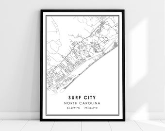 Può includere: Una stampa incorniciata in bianco e nero della mappa di Surf City, Carolina del Nord. La mappa mostra la disposizione della città, comprese strade e costa. Il testo "Surf City, North Carolina" è centrato in basso, con le coordinate 34.4271°N 77.5461°W sotto.
