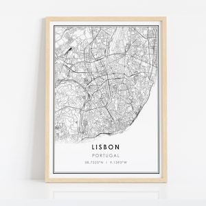 Może przedstawiać: Czarno-biały wydruk mapy Lizbony w Portugalii, z nazwą miasta i wsp&oacute;łrzędnymi wydrukowanymi pod mapą. Mapa jest oprawiona w jasną drewnianą ramę.