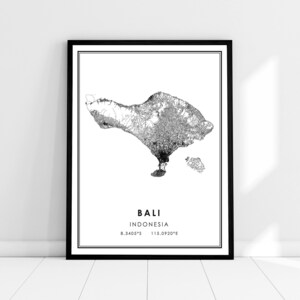 Peut inclure: Impression en noir et blanc en ligne d'art de l'île de Bali, en Indonésie. L'impression comprend le texte "BALI" et "INDONESIA" ainsi que les coordonnées "8.3405°S 115.0920°E".