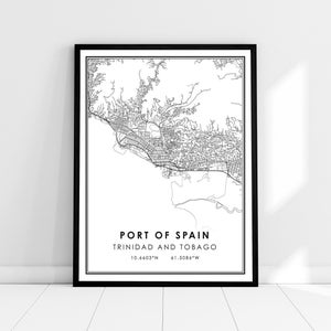 Puede incluir: Impresi&oacute;n de mapa de arte de l&iacute;nea en blanco y negro de Puerto Espa&ntilde;a, Trinidad y Tobago. El mapa muestra las calles de la ciudad y los alrededores. El texto "Port of Spain, Trinidad and Tobago" y las coordenadas "10.6603&deg;N 61.5086&deg;W" est&aacute;n impresas debajo del mapa.
