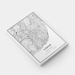 Może przedstawiać: Czarno-biała mapa liniowa Lizbony, Portugalia. Mapa przedstawia ulice, zabytki i drogi wodne miasta. Tekst "LISBON, PORTUGAL, 38.7223&deg;N | 9.1393&deg;W" znajduje się w prawym dolnym rogu mapy.