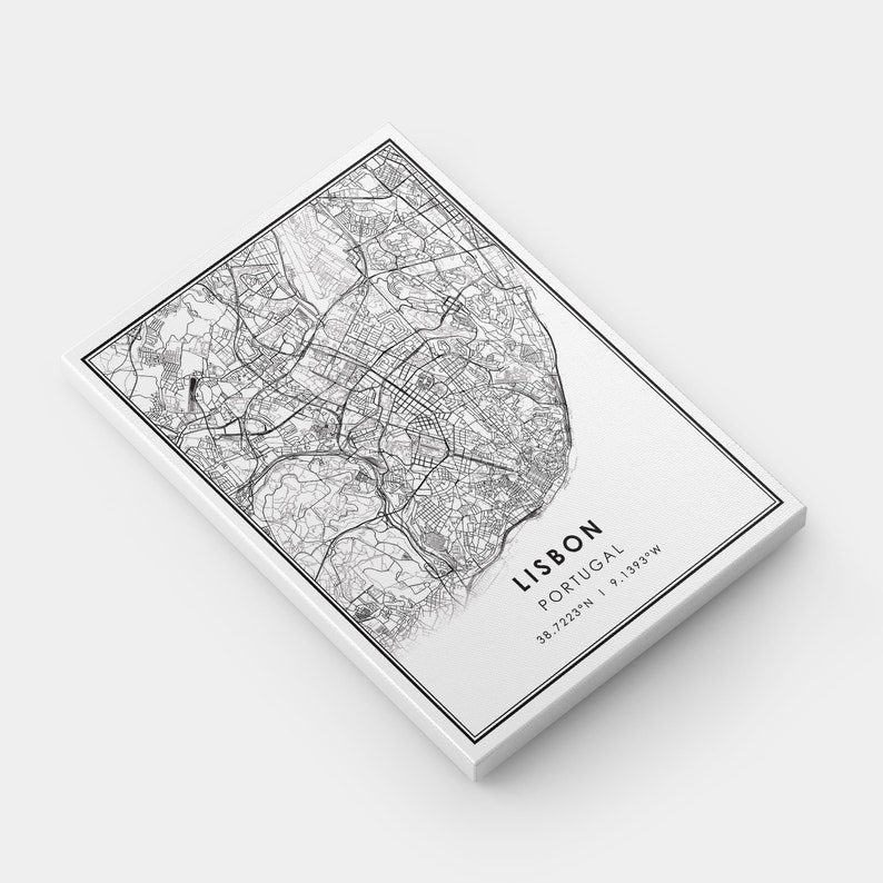 Może przedstawiać: Czarno-biała mapa liniowa Lizbony, Portugalia. Mapa przedstawia ulice, zabytki i drogi wodne miasta. Tekst "LISBON, PORTUGAL, 38.7223&deg;N | 9.1393&deg;W" znajduje się w prawym dolnym rogu mapy.
