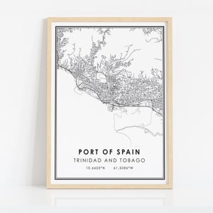 Puede incluir: Impresi&oacute;n de mapa en blanco y negro de Puerto Espa&ntilde;a, Trinidad y Tobago. El mapa muestra las calles de la ciudad y los alrededores. El texto "PORT OF SPAIN TRINIDAD AND TOBAGO 10.6603&deg;N 61.5086&deg;W" est&aacute; impreso debajo del mapa.