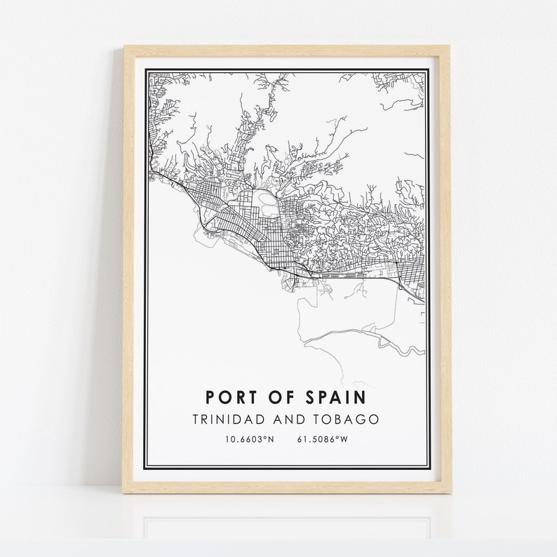 Puede incluir: Impresi&oacute;n de mapa en blanco y negro de Puerto Espa&ntilde;a, Trinidad y Tobago. El mapa muestra las calles de la ciudad y los alrededores. El texto "PORT OF SPAIN TRINIDAD AND TOBAGO 10.6603&deg;N 61.5086&deg;W" est&aacute; impreso debajo del mapa.
