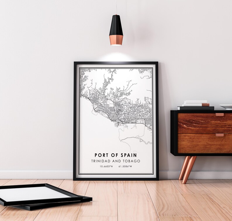 Puede incluir: Impresi&oacute;n de mapa de arte de l&iacute;nea en blanco y negro de Puerto Espa&ntilde;a, Trinidad y Tobago en un marco negro. La impresi&oacute;n incluye el nombre de la ciudad, el pa&iacute;s y las coordenadas. La impresi&oacute;n est&aacute; colgada en una pared blanca sobre una c&oacute;moda de madera.