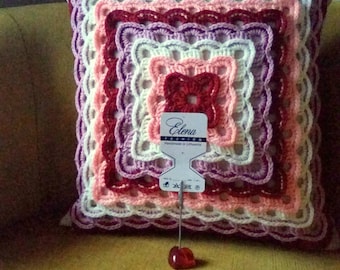 Handgehaakte gebreide kussensloop: rood, wit en roze decoratief kussen