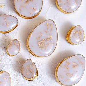 Puede incluir: Un letrero de madera rústica con el texto "Welcome to our home" en letras blancas. El letrero presenta un acabado envejecido y un diseño sencillo y acogedor, ideal para la entrada.