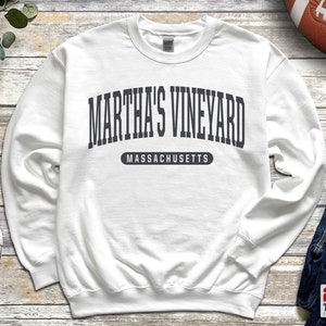 以下が含まれることがあります： 白地に紺色のプリントで「Martha's Vineyard Massachusetts」と書かれたスウェットシャツです。