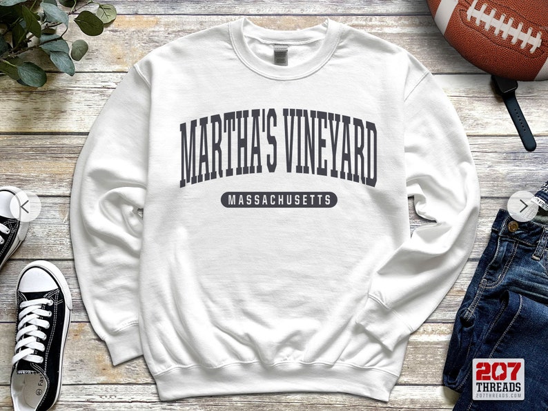 以下が含まれることがあります： 白地に紺色のプリントで「Martha's Vineyard Massachusetts」と書かれたスウェットシャツです。
