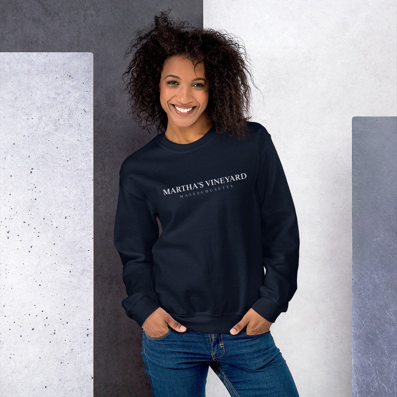 Op de afbeelding: Een marineblauw sweatshirt met de tekst "MARTHA'S VINEYARD MASSACHUSETTS" in wit gedrukt op de voorkant.