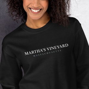 Op de afbeelding: Zwart sweatshirt met witte tekst die "MARTHA'S VINEYARD MASSACHUSETTS" zegt