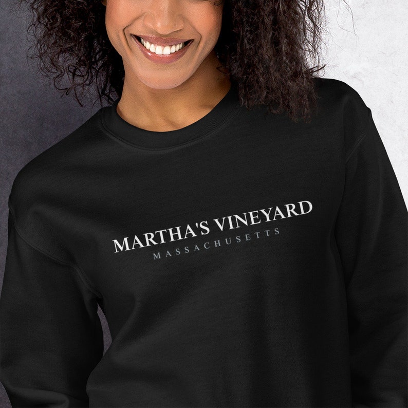Op de afbeelding: Zwart sweatshirt met witte tekst die "MARTHA'S VINEYARD MASSACHUSETTS" zegt