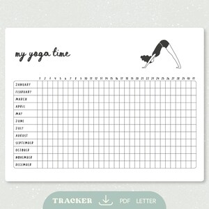 Könnte beinhalten: Ein druckbarer Yoga-Tracker mit einer Schwarzweißillustration einer Person, die einen herabschauenden Hund macht. Der Tracker hat ein Raster mit den Monaten des Jahres auf der linken Seite und den Tagen des Monats oben. Der Text "my yoga time" steht oben auf der Seite.