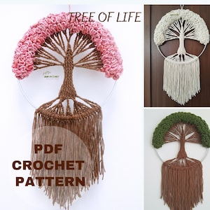 Puede incluir: Un tapiz de pared de ganchillo con un diseño de árbol. El árbol tiene un tronco y ramas marrones, con una corona rosa, verde o crema. El texto "TREE OF LIFE" y "PDF CROCHET PATTERN" son visibles.