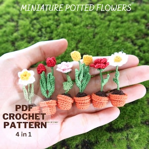 Puede incluir: Un conjunto de cuatro flores en maceta de ganchillo en miniatura. Las flores son rojas, rosas, amarillas y blancas. Las macetas son de color naranja. Las flores están dispuestas en una fila sobre una mano. El texto "PDF CROCHET PATTERN 4 in 1" es visible en la esquina inferior izquierda de la imagen.