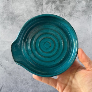Repose-cuillère en céramique bleu sarcelle : décoration de cuisine en poterie faite main