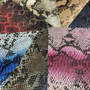 K&ouml;nnte beinhalten: Ein Patchwork aus Kunstleder im Schlangenhautmuster in verschiedenen Farben und Mustern, darunter Schwarz, Braun, Blau, Rosa und Wei&szlig;.