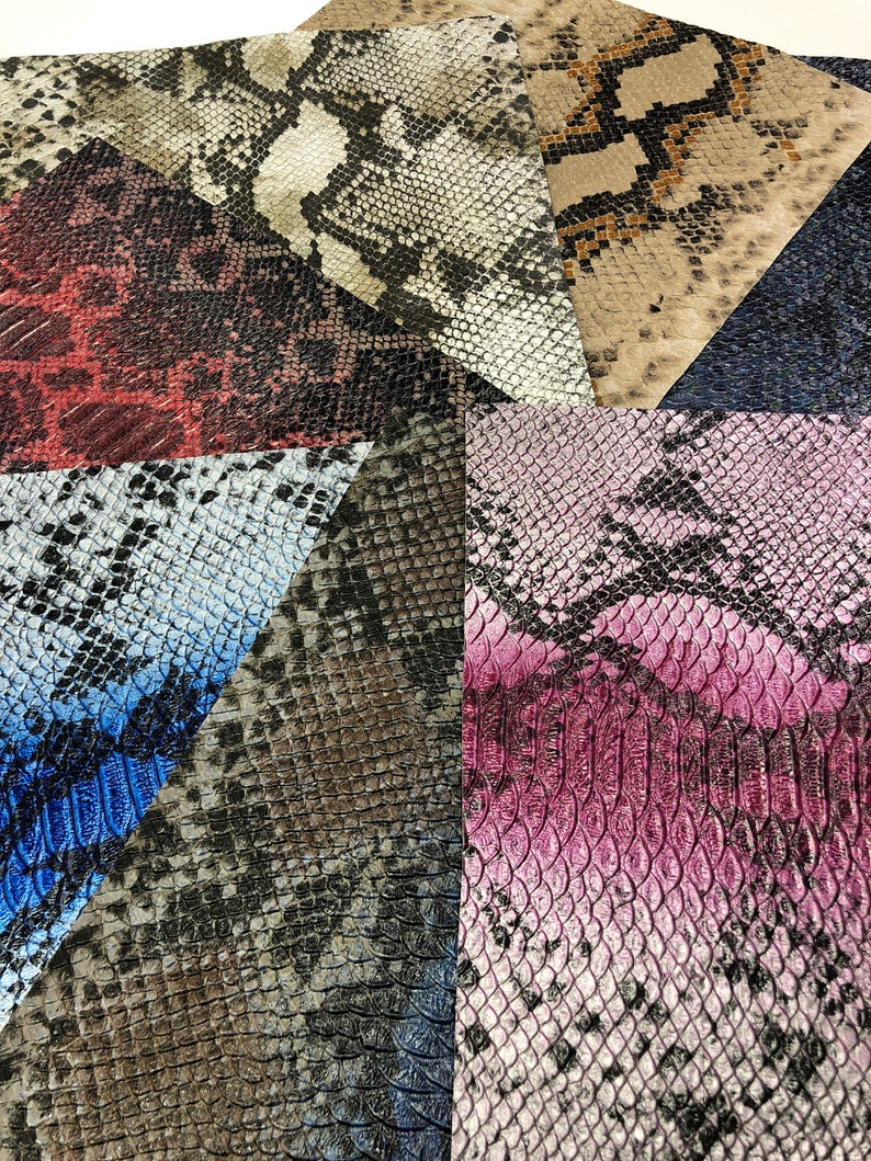 K&ouml;nnte beinhalten: Ein Patchwork aus Kunstleder im Schlangenhautmuster in verschiedenen Farben und Mustern, darunter Schwarz, Braun, Blau, Rosa und Wei&szlig;.