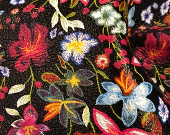 Sábana de piel de vacuno con estampado floral y aspecto bordado.
