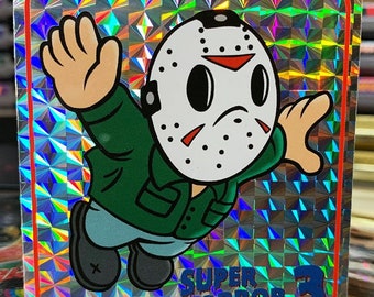 Könnte beinhalten: Ein holografischer Aufkleber mit einer Comicfigur, die eine Hockeymaske und ein grünes Hemd trägt. Der Aufkleber trägt die Aufschrift "Super Horror 3" und "Pixel Bros."