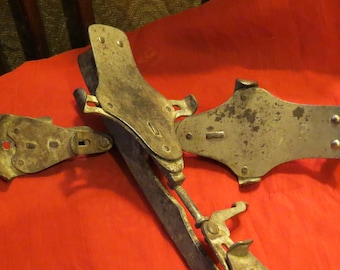 Pattini da ghiaccio antichi in metallo, taglia 10 1/2, Union Hardware Co., risalenti all'inizio-metà del XX secolo, rustici, primitivi, usati, con morsetto e cinghia.