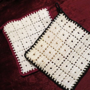 Peut inclure: Deux dessous de plat faits à la main au crochet. L'un est blanc avec une bordure et une boucle bordeaux, l'autre est blanc cassé avec une bordure et une boucle noires. Les deux ont un motif carré avec des espaces ouverts.