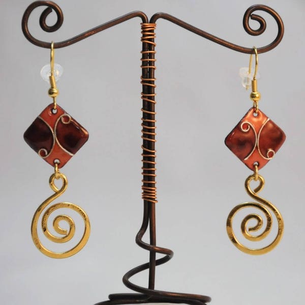 Boucles d'oreille en émaux cloisonné couleurs marron et orange avec les fils métalliques spirales dorés
