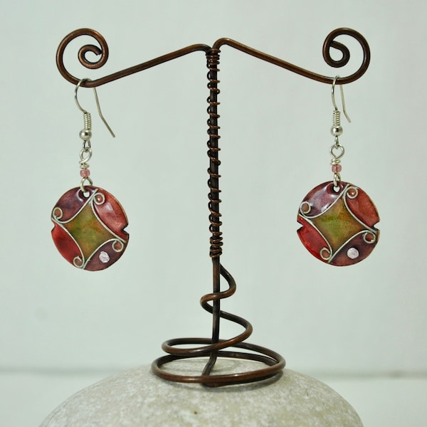 Boucles d'oreille en émaux cloisonné couleurs mauve et verte.