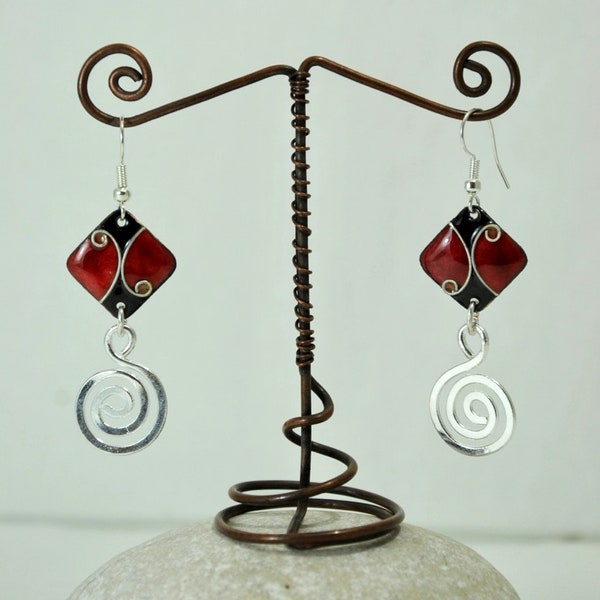 Boucles d'oreille en émaux cloisonnés les couleurs rouge et noir avec les spirales métalliques argentées