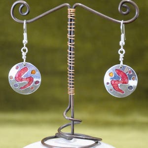 Rote Emaille-Ohrringe aus graviertem und versilbertem Metall