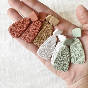 Pendientes de arcilla blanca hechos a mano / Pendientes de arcilla de terracota / Pendientes de arcilla tribal azteca / Pendientes verdes salvia de boda / Pendientes nupciales blancos