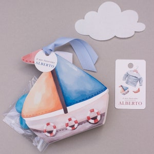 Scatola porta confetti per Battesimo sagomata a forma di barchetta per bambino e tag personalizzata.