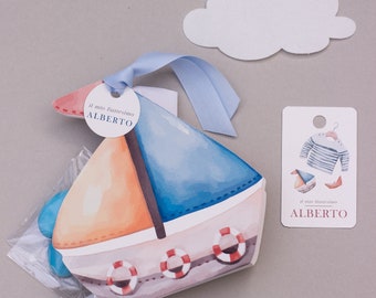 Baptism confetti box shaped like a boat for children and personalized tag.