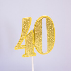 Numero oro età tridimensionale cake topper in cartoncino dorato per torta. 3D golden number age cake topper per torte compleanno