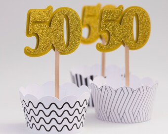 Involucri e topper per cupcakes bianco nero età personalizzabile. Wrapper cupcakes black and white custom age. Decorazioni feste compleanno