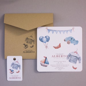 Invito per Battesimo e tag in carta martellata con delicati disegni di giochi e vestiti per bambino. Stampa digitale in alta risoluzione