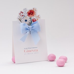 Scatola porta confetti per Prima Comunione con mazzo di fiori tema fatina fairy tales per bambina.
