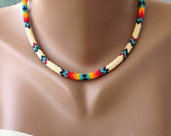 Gehaakte ketting met etnische kralen, choker in inheemse stijl, traditionele kleuren Navajo