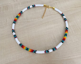 Collar de cuentas de estilo nativo, joyería étnica, colores tradicionales de los indios americanos
