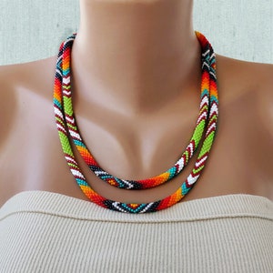 Bunte Perlenkette, Ethnischer Schmuck, Traditionelle Farben