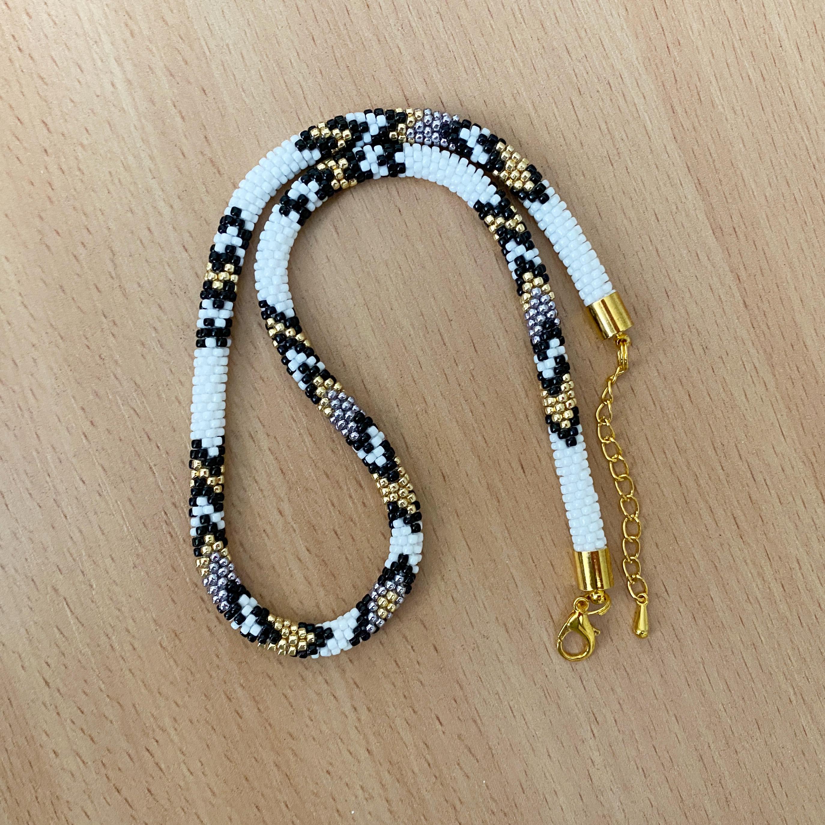 Collier Ethnique Ancien En Perles Noires Avec Incrustations De Fils Dorés Torsadés - Bijou Occasion