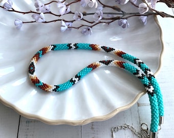 Turquoise inheemse geïnspireerde ketting in zuidwestelijke stijl: gehaakt boho-accessoire met kralen,